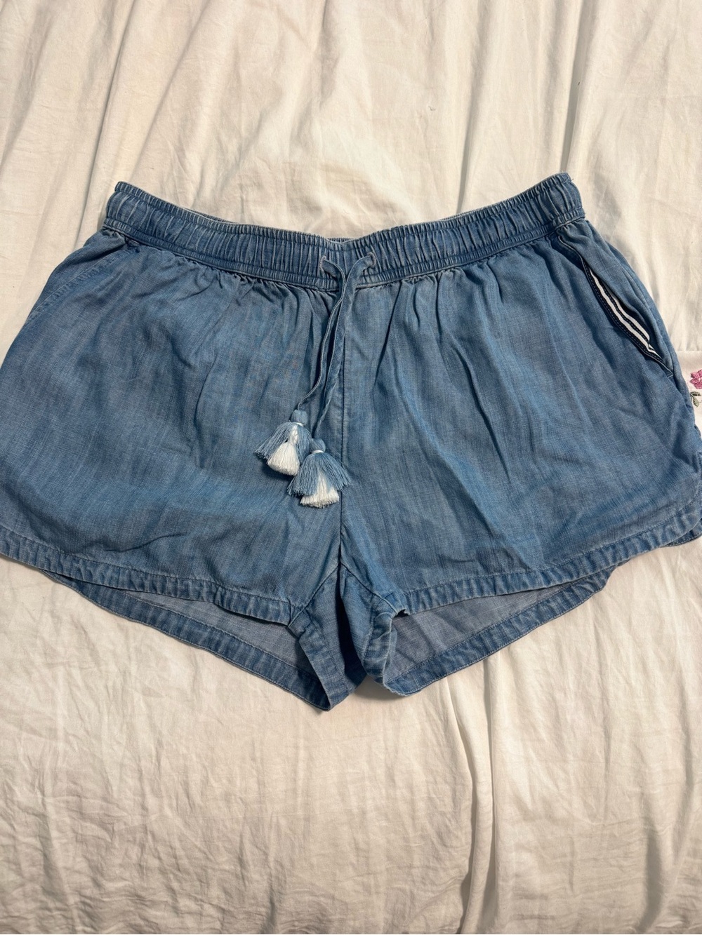 Vineyard Vines chambray pull-on shorts, comfortable elastic waistband